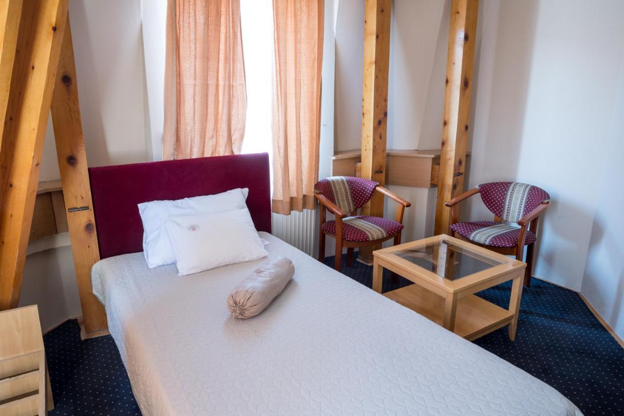 Garni Hotel Panorama Lux นิส ภายนอก รูปภาพ