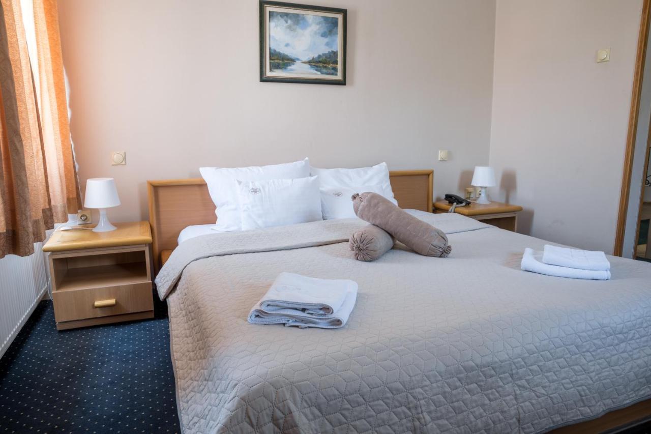 Garni Hotel Panorama Lux นิส ภายนอก รูปภาพ